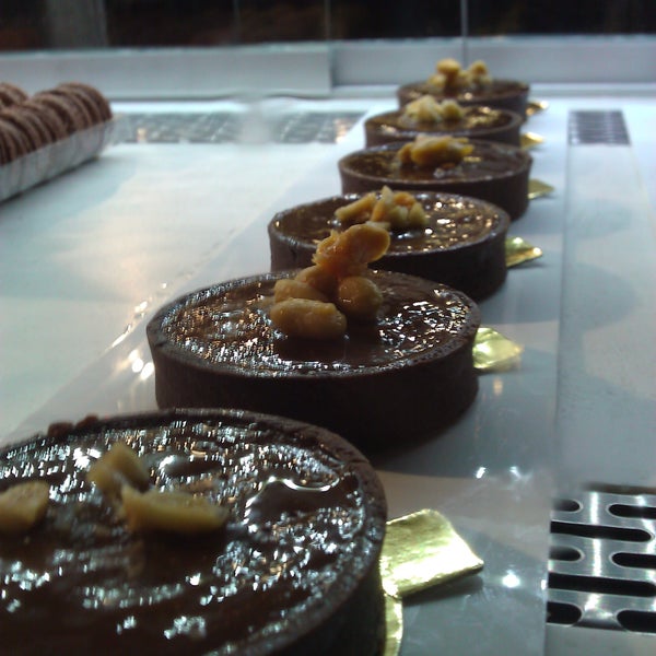 6/2/2012 tarihinde Huong T.ziyaretçi tarafından Cheeky Chocolate'de çekilen fotoğraf