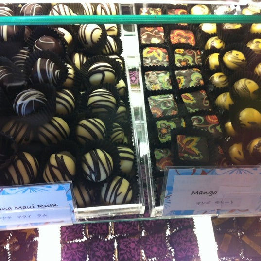 4/19/2012에 Roxanne D.님이 Sweet Paradise Chocolatier에서 찍은 사진