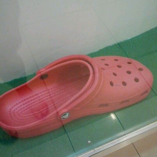Crocs hotsell queensbay mall