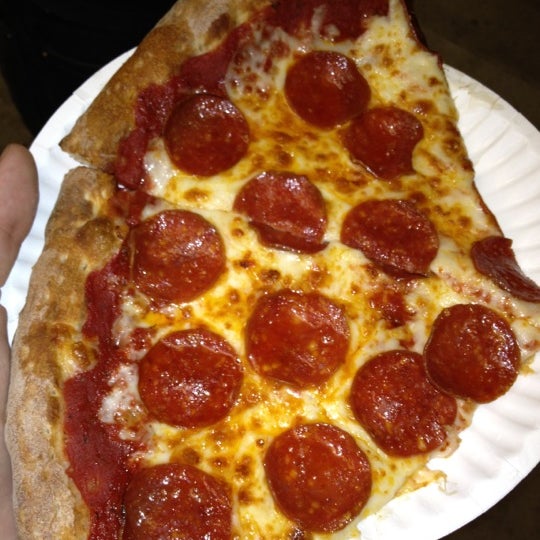 Das Foto wurde bei Laventina&#39;s Big Cheese Pizza von Joseph W. am 10/22/2011 aufgenommen