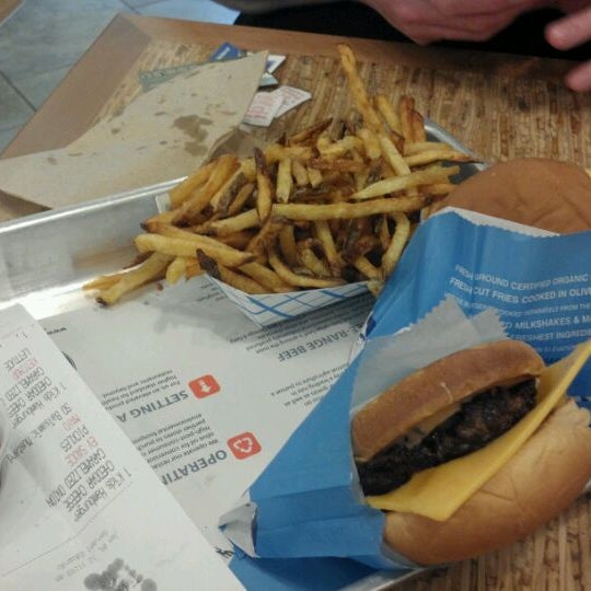 Foto tirada no(a) Elevation Burger por Jen C. em 1/4/2012