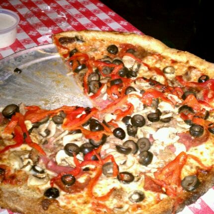 1/17/2012 tarihinde Jennie W.ziyaretçi tarafından Giovanni&#39;s Old World New York Pizzeria'de çekilen fotoğraf