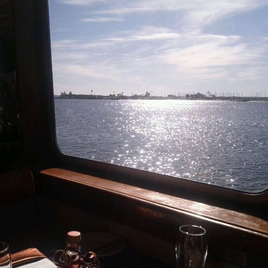 Foto tirada no(a) Yacht StarShip Dining Cruises por Joel P. em 11/11/2011