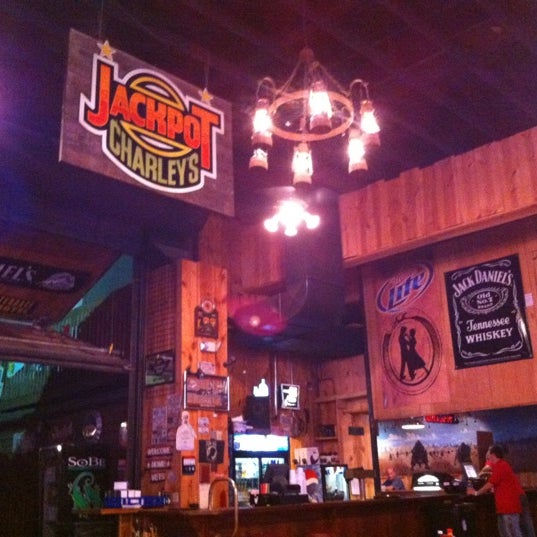 Foto scattata a Buffalo Bodega Gaming Complex, Bar &amp; Steakhouse da Meshi D. il 8/15/2012