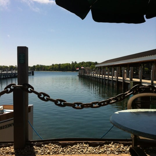 Снимок сделан в Stafford&#39;s Pier Restaurant пользователем Olivia A. 5/25/2012