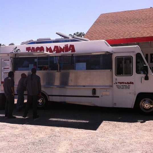Photo taken at La Gitana Taco Truck by Julie L. on 8/16/2011