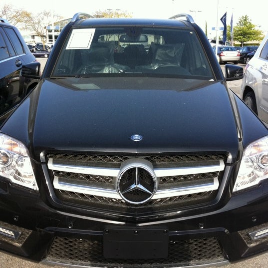 Das Foto wurde bei Mercedes-Benz Richmond von Cee T. am 5/20/2012 aufgenommen