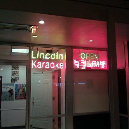 รูปภาพถ่ายที่ Lincoln Karaoke โดย Brie Y. เมื่อ 7/2/2011
