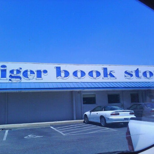 Снимок сделан в Tiger Bookstore пользователем Melissa L. 8/26/2011