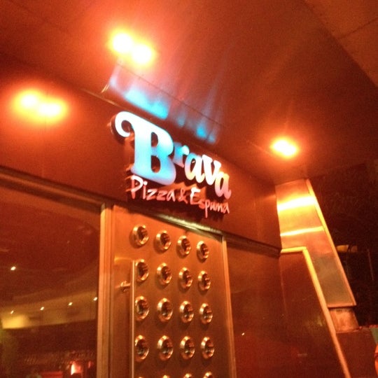 Foto diambil di Brava Pizza &amp; Espuma oleh Joaquin C. pada 5/27/2012