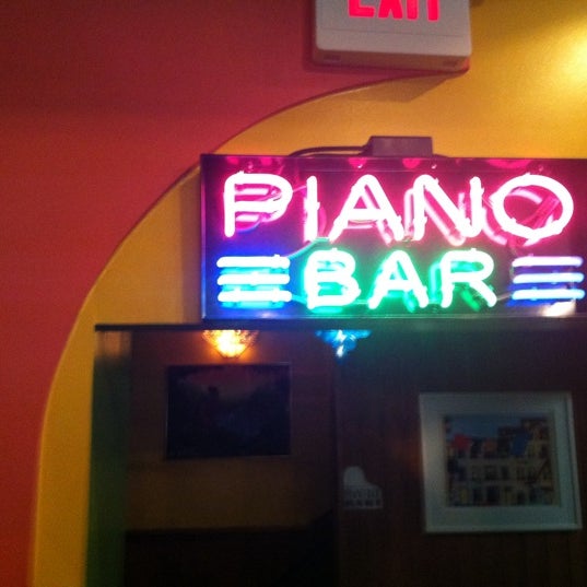 รูปภาพถ่ายที่ Banana Cafe and Piano Bar โดย Julie G. เมื่อ 5/8/2011