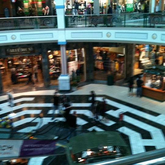 Foto tirada no(a) Arbor Place Mall por Justin M. em 5/17/2011