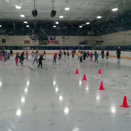1/31/2012 tarihinde Michael Z.ziyaretçi tarafından Langley Sportsplex'de çekilen fotoğraf