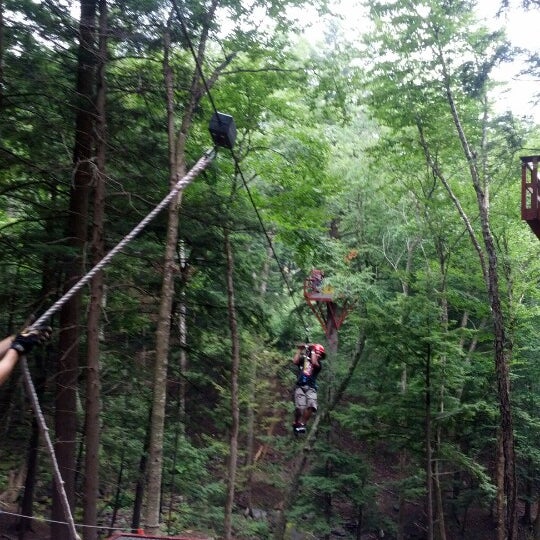 Foto diambil di Zipline Adventure Tours oleh Danté pada 7/15/2012