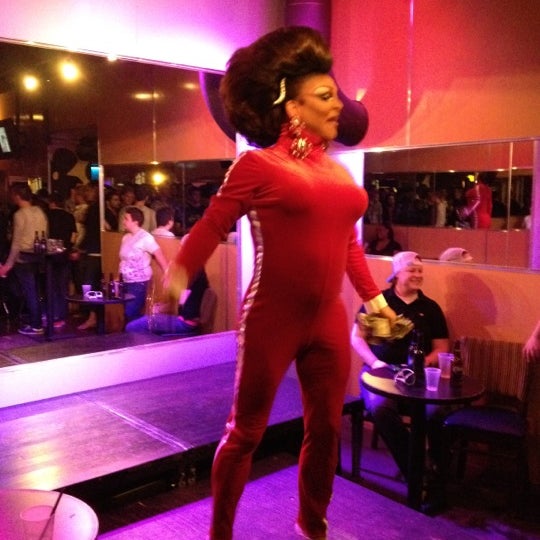 Foto tomada en Axis Nightclub &amp; Lounge  por Jason M. el 4/19/2012