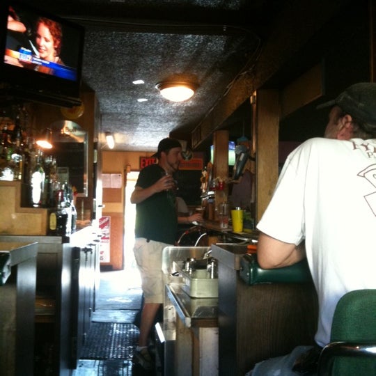 Foto scattata a Knarr Shipwreck Lounge da Lisa C. il 8/8/2011