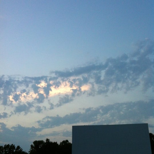 Foto diambil di Sunset Drive-In Theatre oleh Matthew M. pada 5/29/2012