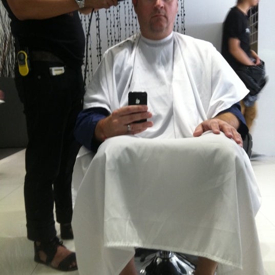 8/21/2011 tarihinde Gary Vincent L.ziyaretçi tarafından Mess Look Hair Salon'de çekilen fotoğraf
