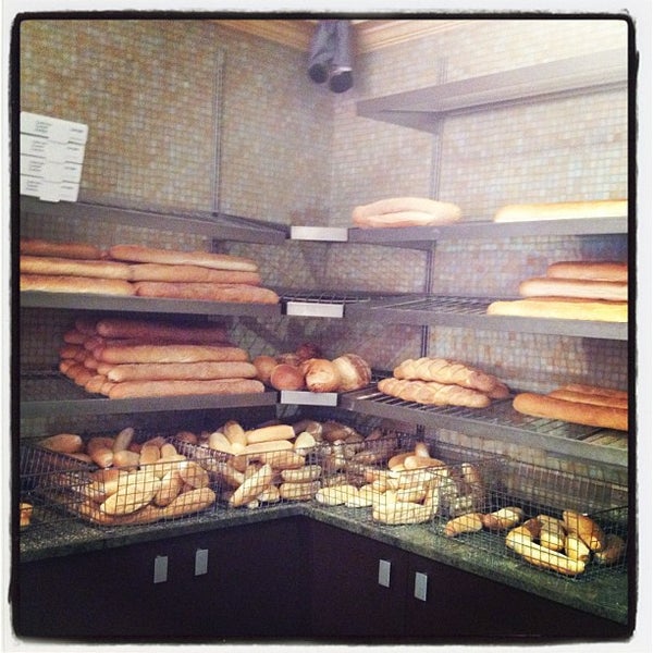 Foto scattata a Sarcone&#39;s Bakery da Stacey M. il 6/2/2012