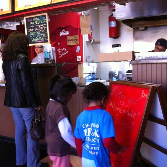 10/29/2011에 Victor R.님이 The Hot Dog &amp; Burger Co에서 찍은 사진