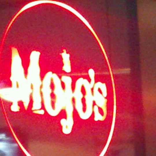 Foto diambil di Mojo&#39;s Famous Burgers Cherrydale oleh Elizabeth S. pada 2/19/2012