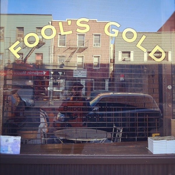 Foto diambil di Fool&#39;s Gold Records Store oleh Dave S. pada 10/30/2011