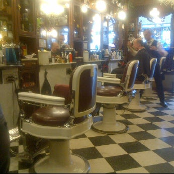 รูปภาพถ่ายที่ York Barber Shop โดย Michael B. เมื่อ 5/5/2012