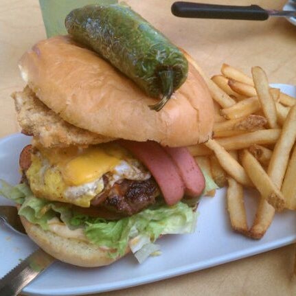 Foto scattata a Crave Real Burgers da Darren S. il 1/22/2012