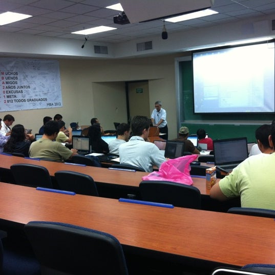 รูปภาพถ่ายที่ INCAE Business School โดย Juan G. เมื่อ 4/25/2012