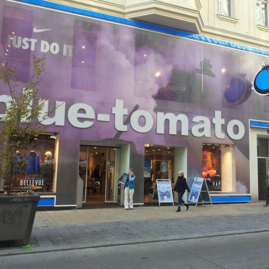 Foto scattata a Blue Tomato Shop Wien da Eaglepowder il 11/5/2011