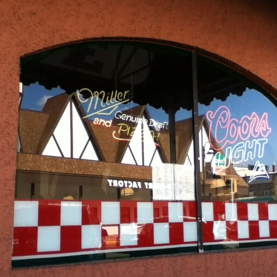 รูปภาพถ่ายที่ Pizza Villa โดย OhDaddy T. เมื่อ 6/20/2012