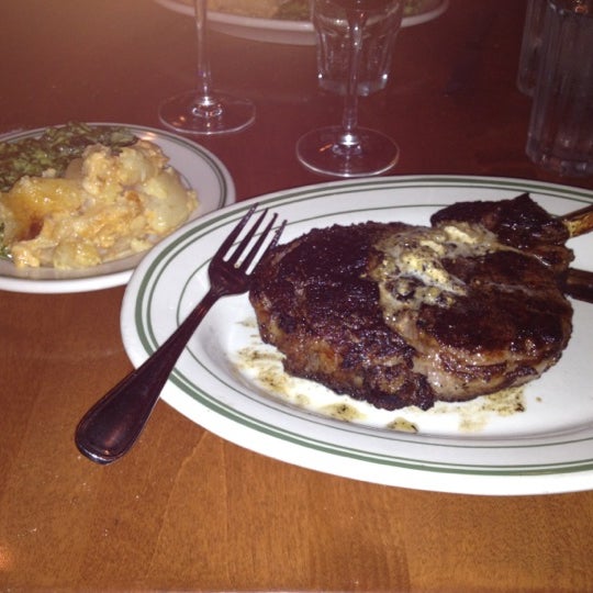 Photo prise au Izzy&#39;s Steaks &amp; Chops par Jon K. le9/1/2012