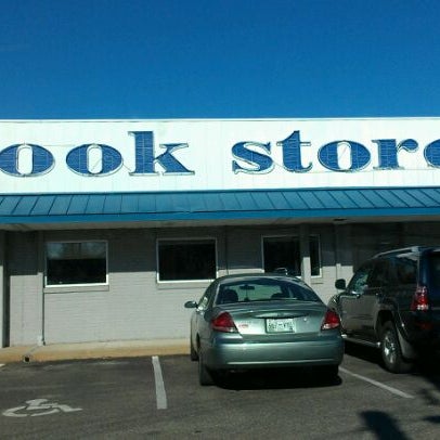 Foto tomada en Tiger Bookstore  por Amber K. el 1/2/2012