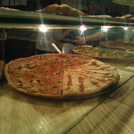1/24/2012에 Daniel R.님이 Pizza Park에서 찍은 사진