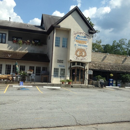Foto scattata a The Village Corner German Restaurant &amp; Tavern da John C. il 7/9/2012