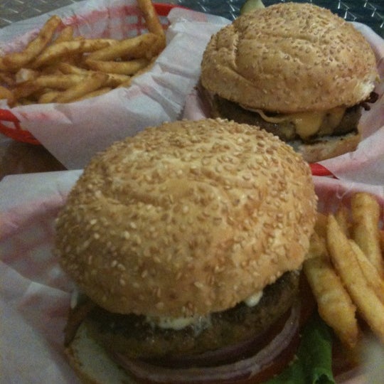 Foto diambil di Pearl&#39;s Deluxe Burgers oleh Paula A. pada 6/23/2011
