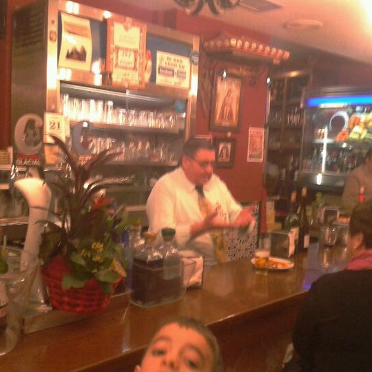 Foto diambil di Restaurante Bar León oleh Julio A. pada 1/21/2012