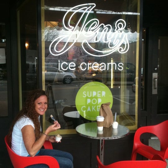รูปภาพถ่ายที่ Jeni&#39;s Splendid Ice Creams โดย Derek C. เมื่อ 3/23/2012