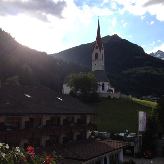 Foto tirada no(a) Alpin &amp; Spa Resort Schwarzenstein in Südtirol por Ben V. em 6/22/2012