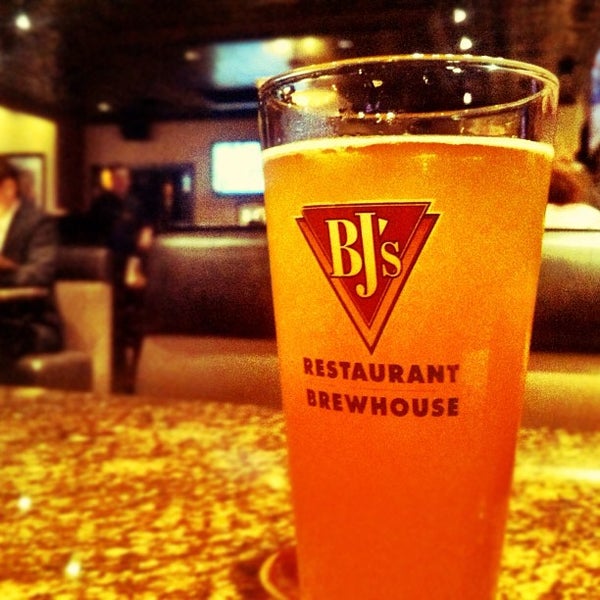Photo taken at BJ&#39;s Restaurant &amp; Brewhouse by Misa G. on 11/17/2011