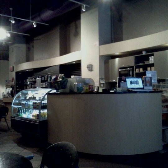 Foto scattata a Showbiz Store &amp; Cafe da Michael R. B. il 11/20/2011