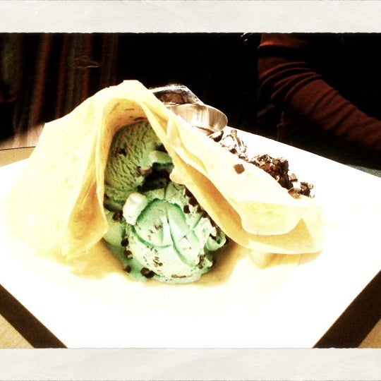 Foto scattata a Spin Dessert Cafe da Moonal S. il 5/15/2011