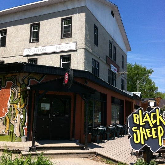 Foto tirada no(a) Black Sheep Inn por Ross B. em 5/21/2012