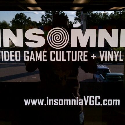 Снимок сделан в Insomnia Video Game Culture &amp; Vinyl Toys пользователем Derrick S. 6/19/2011