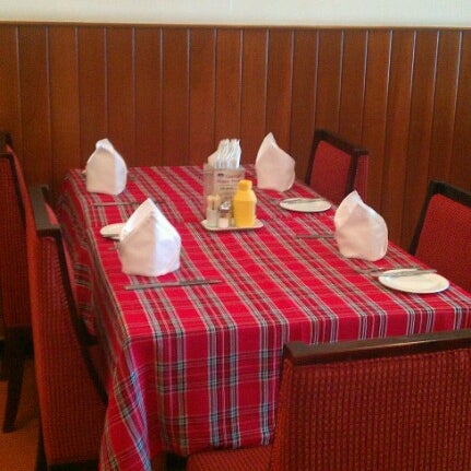 Foto diambil di Gartenstadt German Restaurant oleh YUH C. pada 6/13/2012