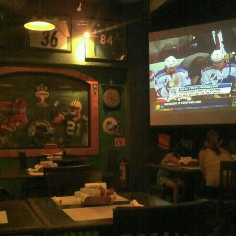 5/26/2012에 Jose C.님이 Legends Sports Bar &amp; Grill에서 찍은 사진