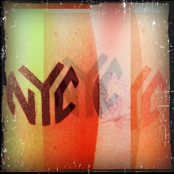 รูปภาพถ่ายที่ Brooklyn Tattoo โดย Mega T. เมื่อ 7/25/2012