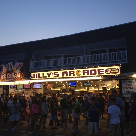 รูปภาพถ่ายที่ JiLLy&#39;s Arcade โดย Brian M. เมื่อ 7/6/2012