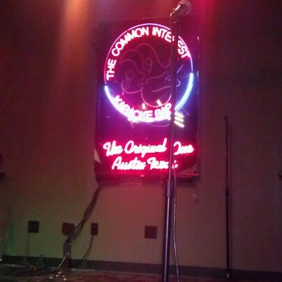Foto tirada no(a) The Common Interest Karaoke Bar &amp; Grill por Melissa P. em 3/30/2012