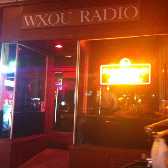 รูปภาพถ่ายที่ WXOU Radio Bar โดย David K. เมื่อ 2/24/2012